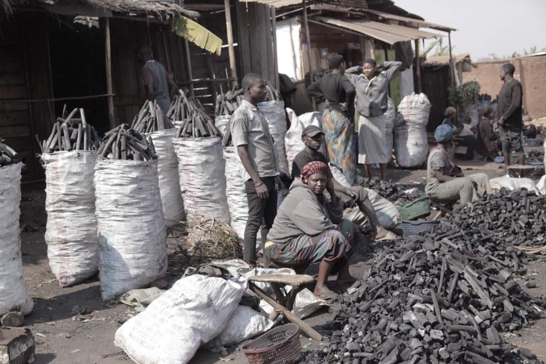 Petit marché du Charbon de bois à Magarama en Province Gitega, au Centre du Burundi